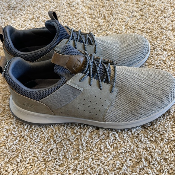 UNWORN Sketchers Sneakers - Picture 2 of 3